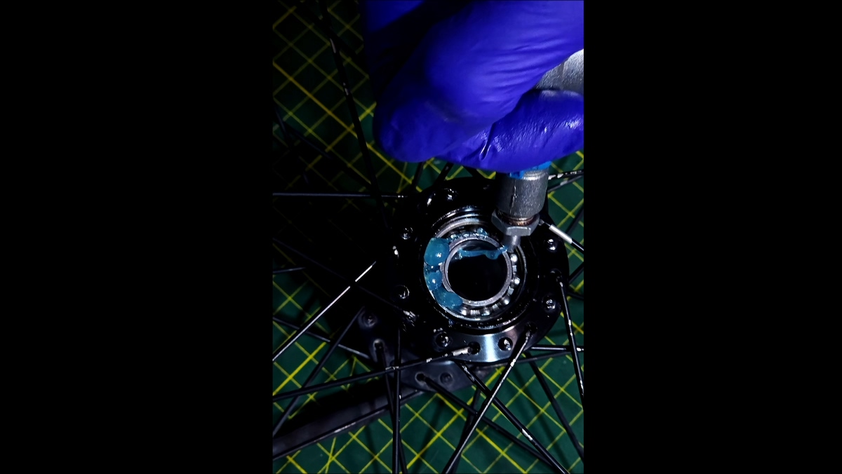 Aplicación precisa de grasa en rodamientos de maza de bicicleta durante servicio; taller Bikelab Studio, Trujillo