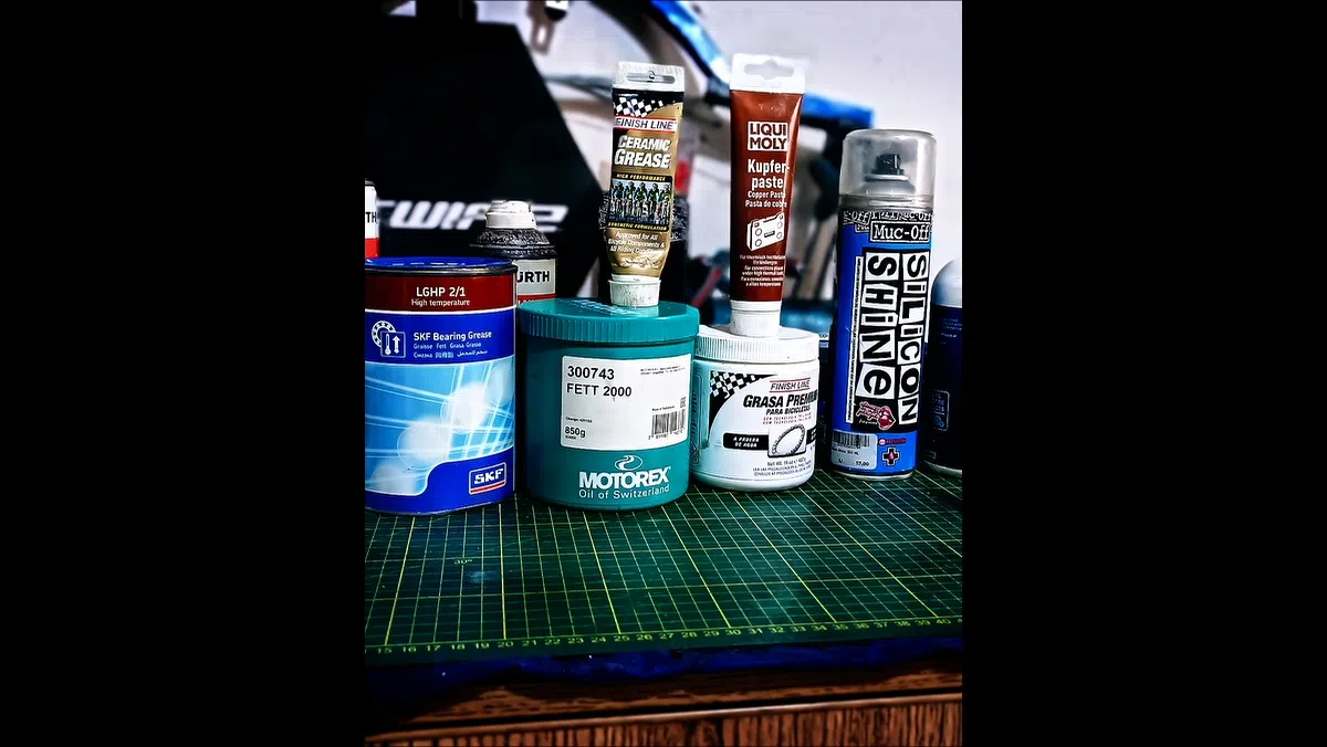 Arsenal de lubricación en banco de trabajo: SKF LGHP 2/1, Motorex Fett 2000, Finish Line, Liqui Moly y Muc-Off en Bikelab Studio