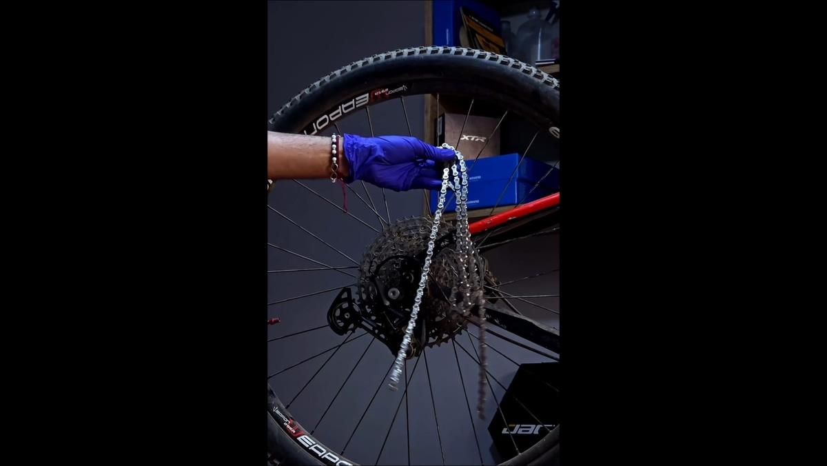 Medición de desgaste de cadena de bicicleta MTB con medidor de precisión — BikeLab Studio Trujillo