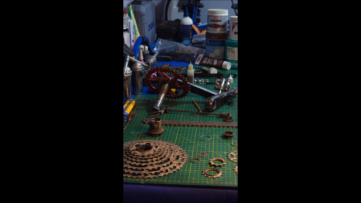 Cuidado y mantenimiento de transmisión de bicicleta MTB de alta gama en taller Trujillo