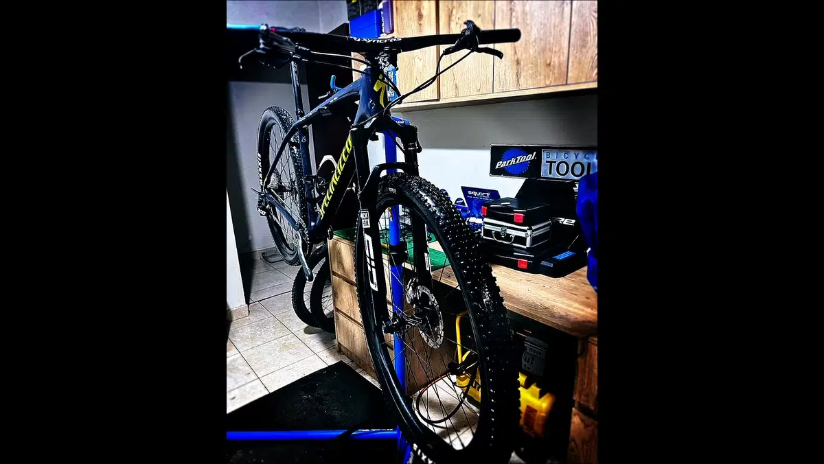 Inspección técnica de daños estructurales en cuadro de carbono de bicicleta — BikeLab Studio Trujillo