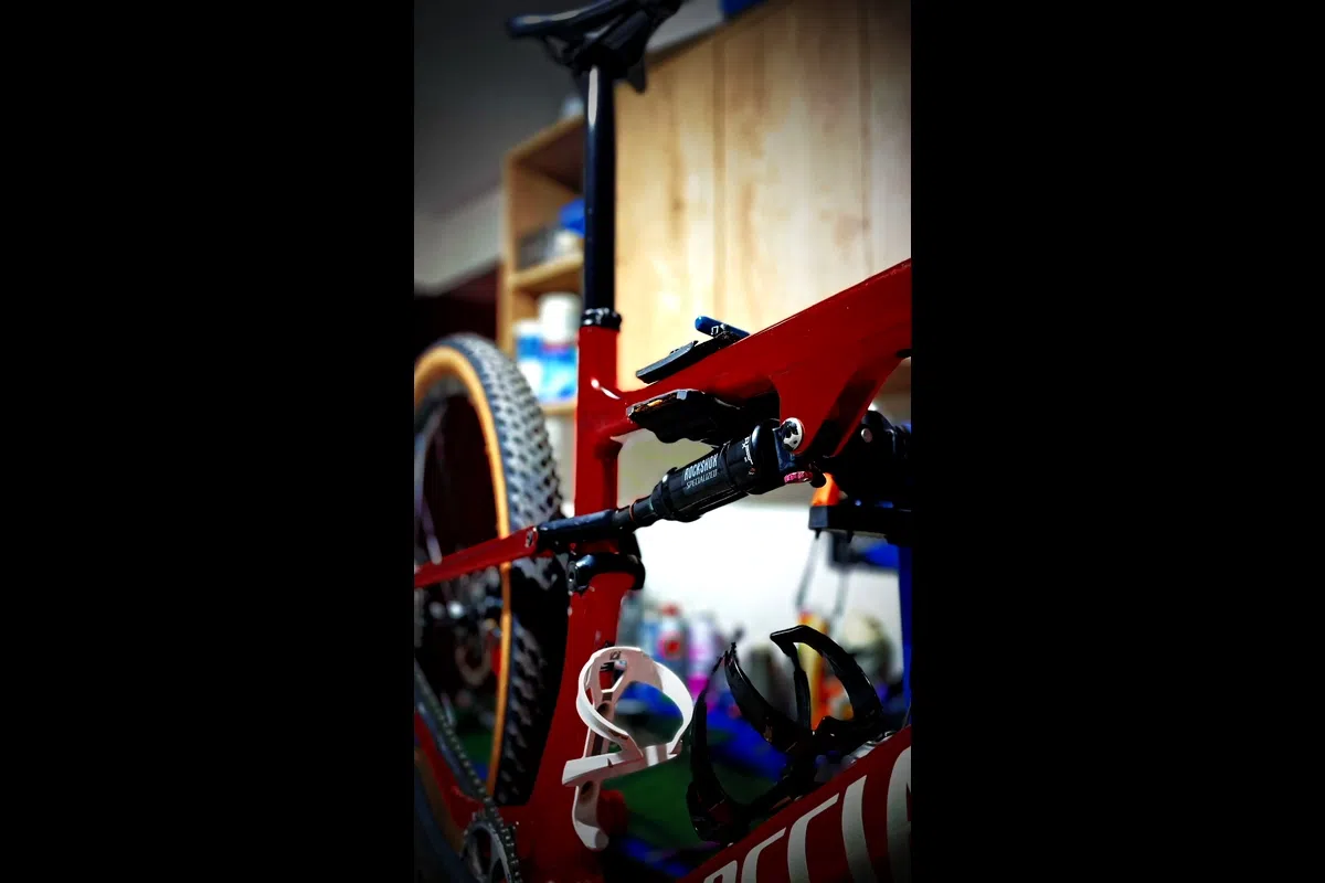 Ajuste de válvula Brain Specialized Epic — calibración de suspensión de precisión en Trujillo