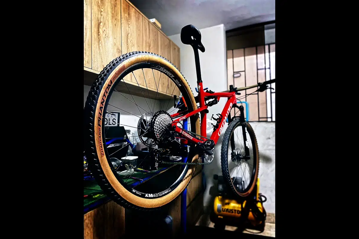 Alineación frontal de horquilla Specialized Epic en taller de bicicletas BikeLab Studio Trujillo