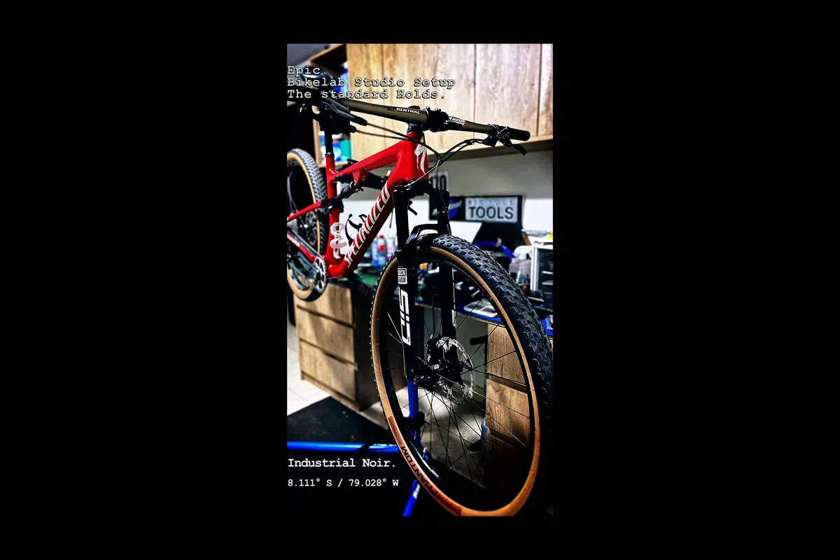 Specialized Epic roja en proceso de mantenimiento completo — BikeLab Studio Trujillo
