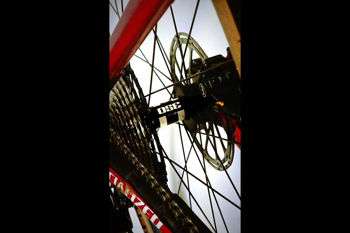 Revisión y lubricación de maza DT Swiss — ajuste de rodamientos en taller BikeLab Studio Trujillo