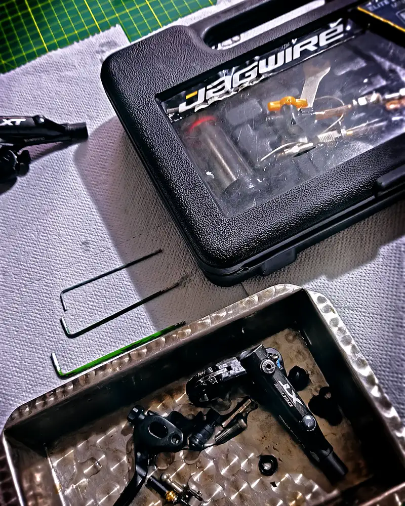 Kit de purgado de frenos con jeringas y embudo — BikeLab Studio · Carlos Eduardo Ravello Joo
