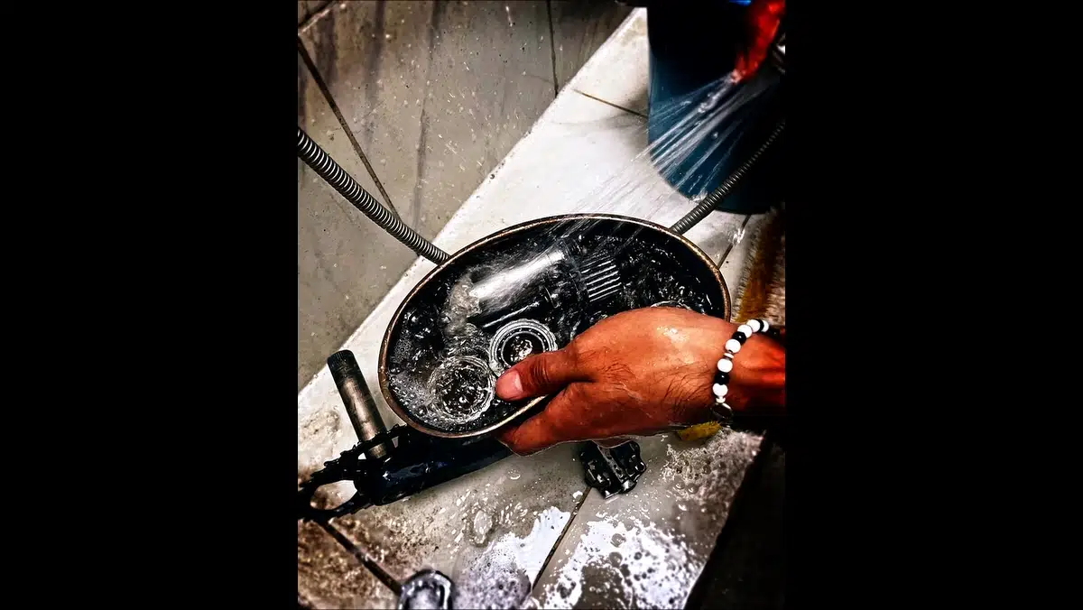 Lavado técnico correcto de bicicleta MTB sin dañar rodamientos ni sellos — BikeLab Studio