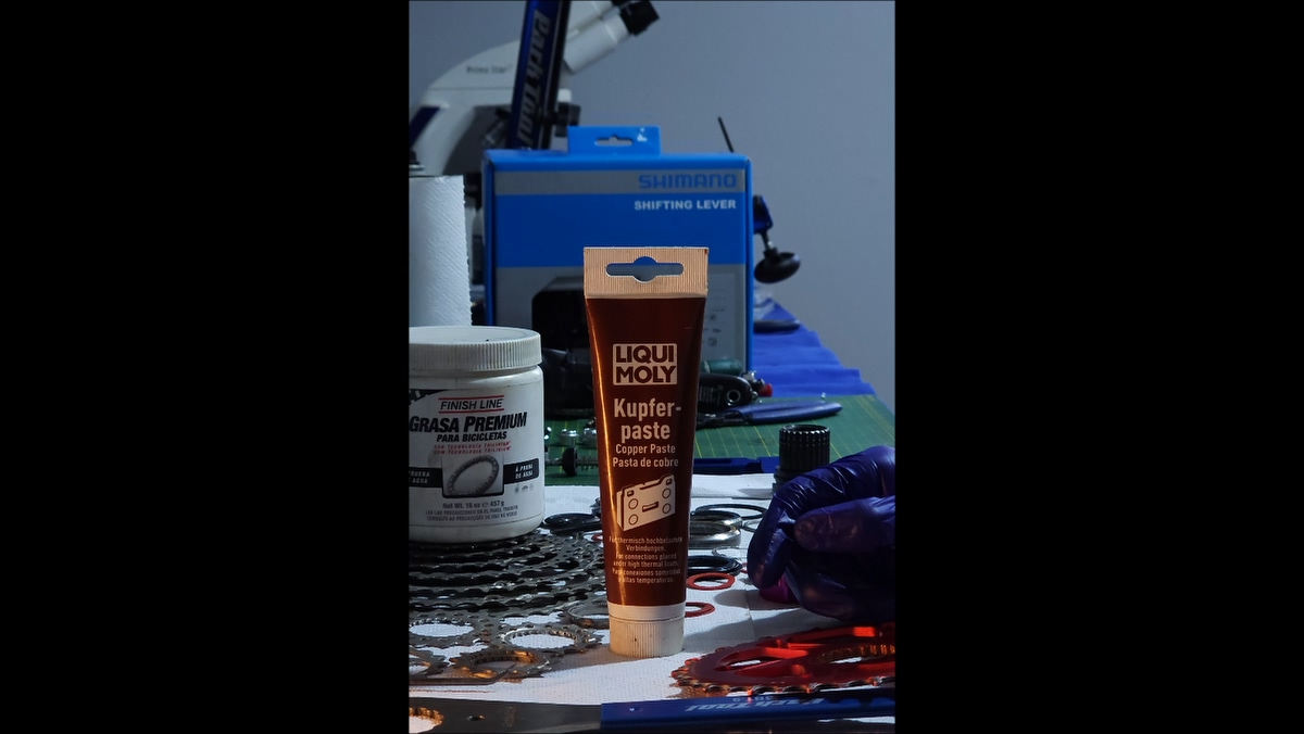 Pasta de cobre anti-seize Liqui Moly Kupferpaste en banco de trabajo; uso en tornillería y zonas de alta temperatura/corrosión