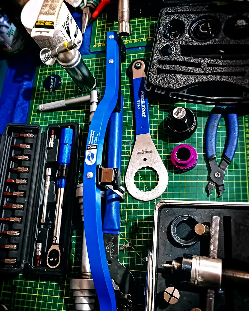 Herramientas de taller para servicio de masas: torquímetro, extractores y prensa de rodamientos — BikeLab Studio · Carlos Eduardo Ravello Joo