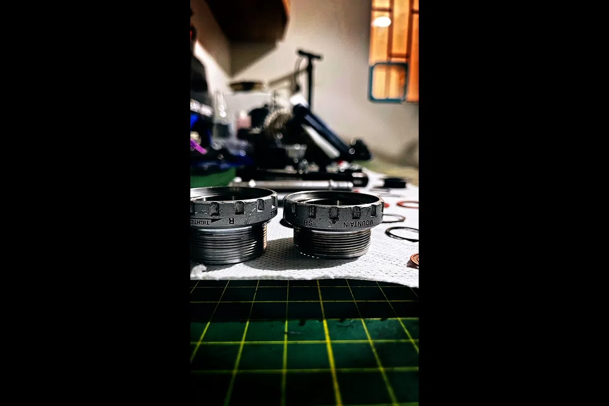 Inspección de pistas del pedalier de bicicleta