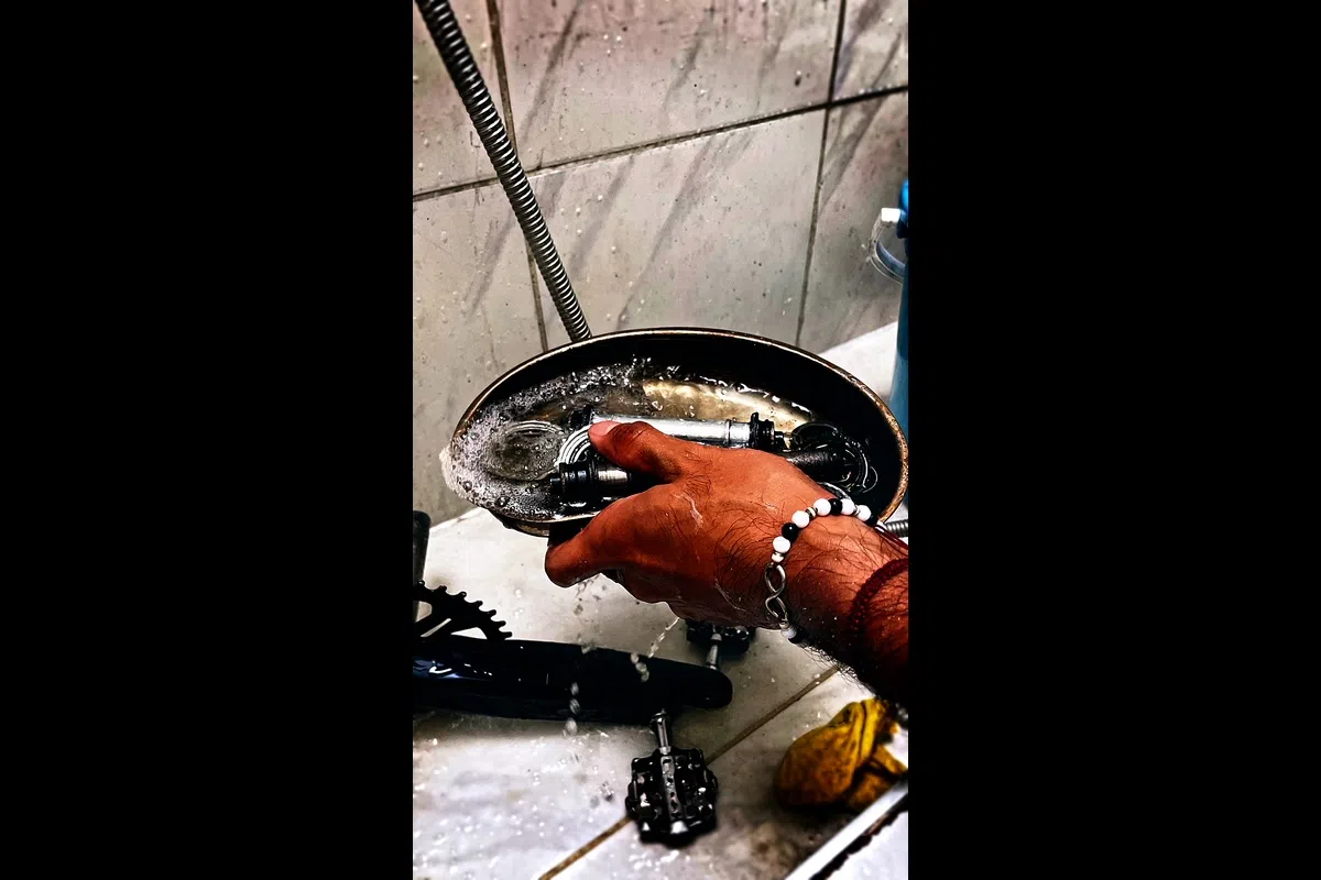 Lavado por inmersión de rodamientos de bicicleta