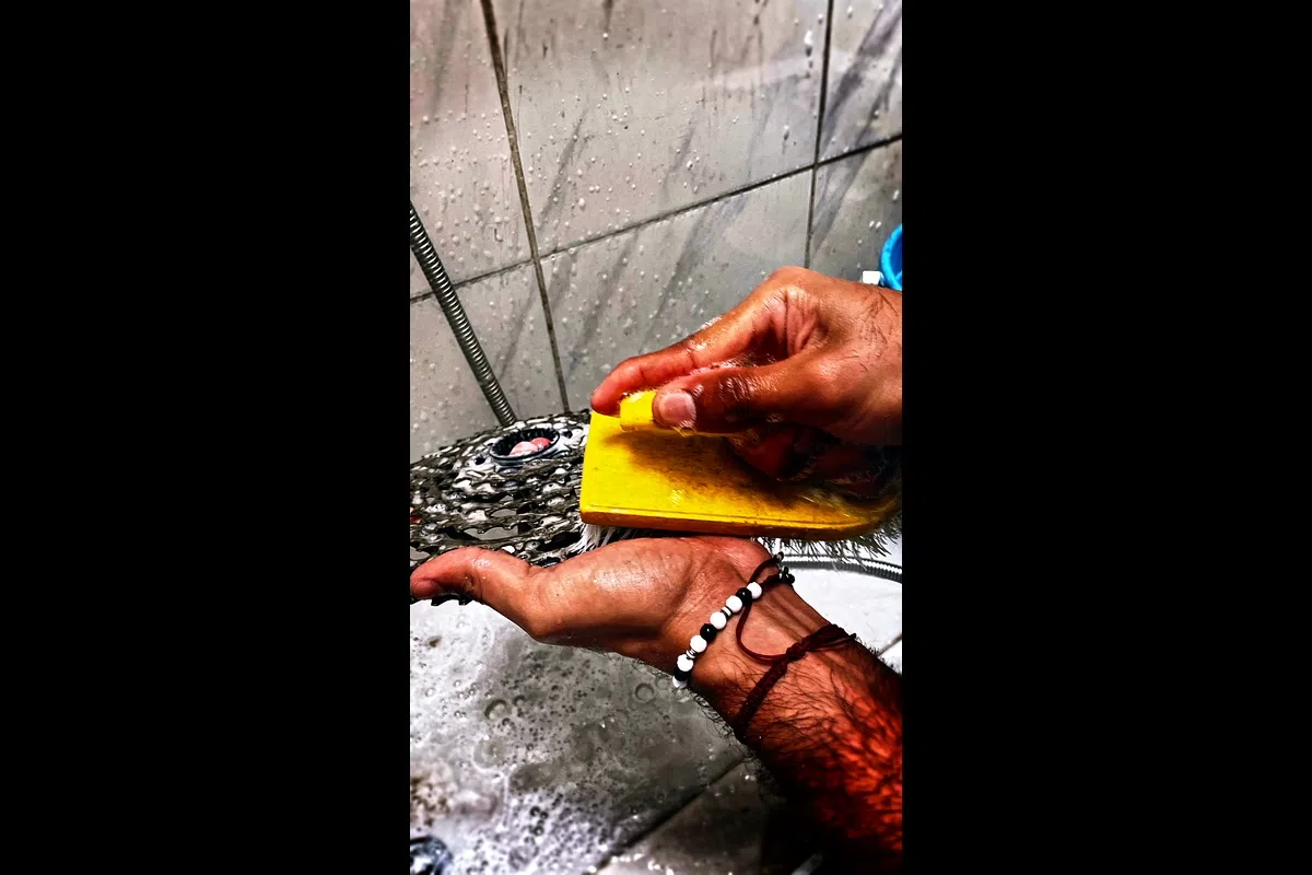 Remoción de grasa en transmisión de bicicleta