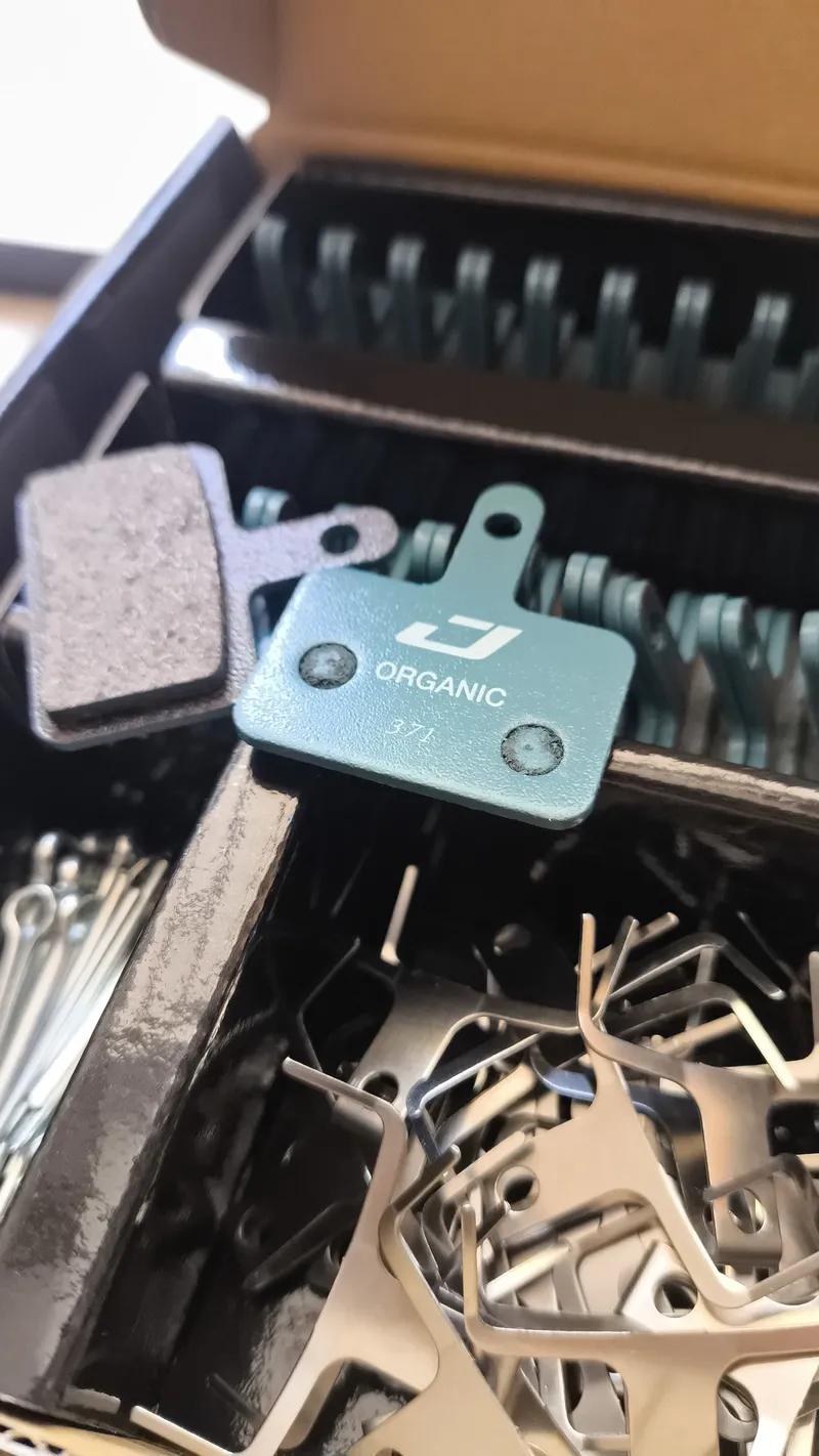 Pastillas de freno de bicicleta de distintos compuestos: orgánica, metálica y semimetálica — BikeLab Studio · Carlos Eduardo Ravello Joo