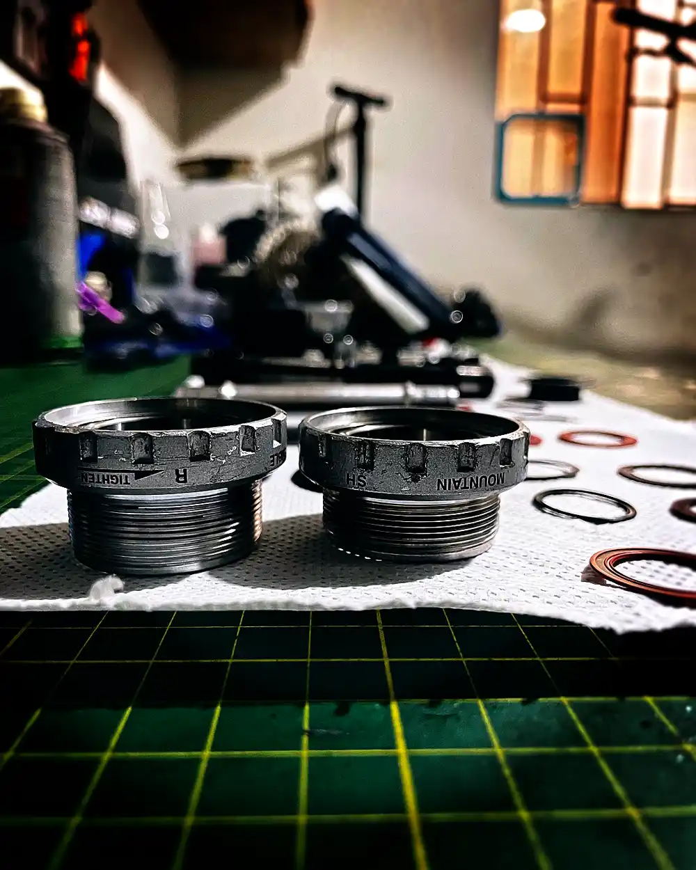 Cazoletas roscadas de pedalier desmontadas — BikeLab Studio · Carlos Eduardo Ravello Joo