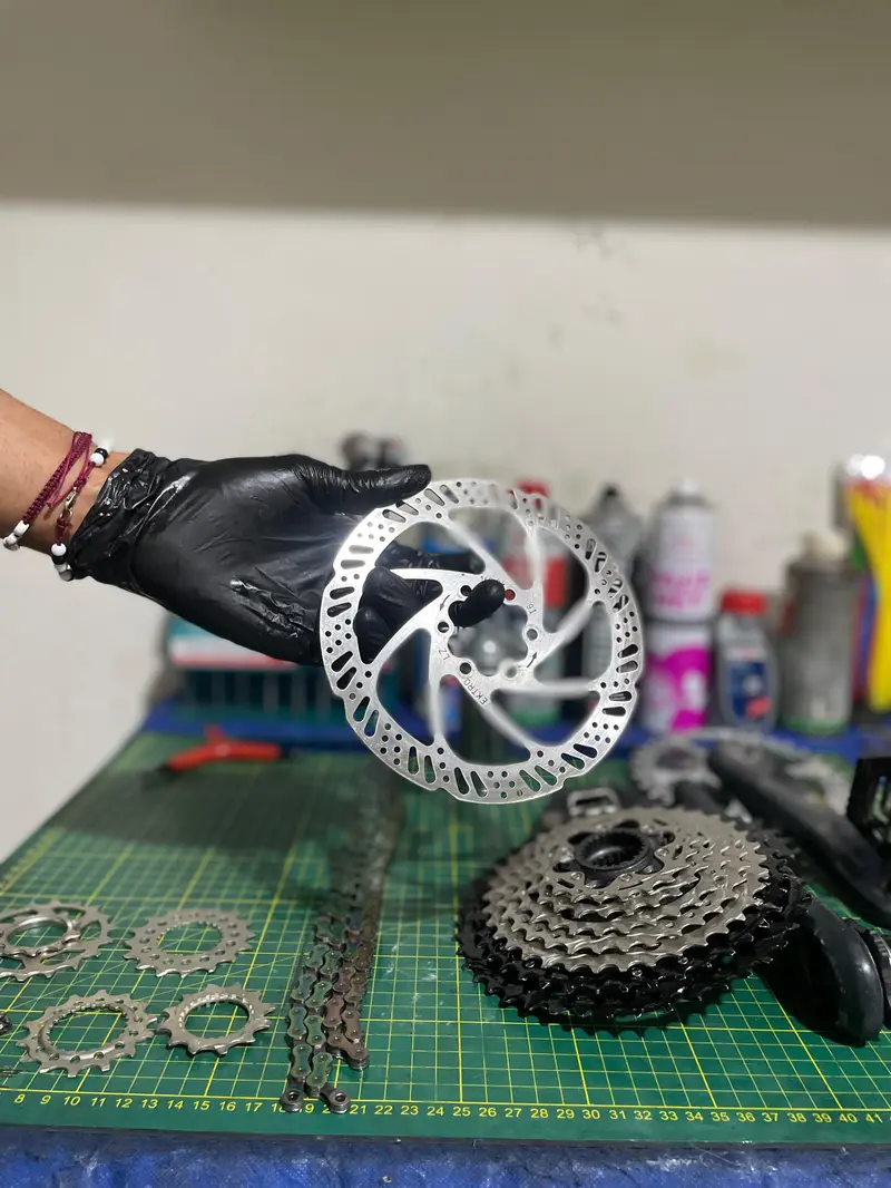 Inspección táctil y visual de un rotor de bicicleta — BikeLab Studio · Carlos Eduardo Ravello Joo