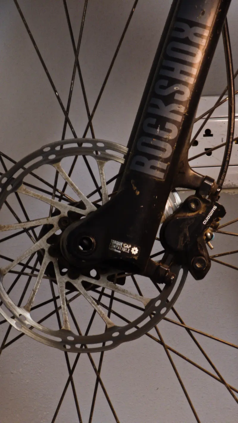 Rotor montado en horquilla RockShox con caliper Shimano — BikeLab Studio · Carlos Eduardo Ravello Joo