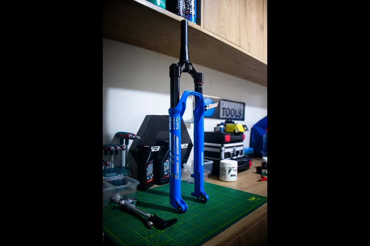 Resultado final RockShox SID Ultimate restaurada con retenes nuevos — BikeLab Studio Trujillo