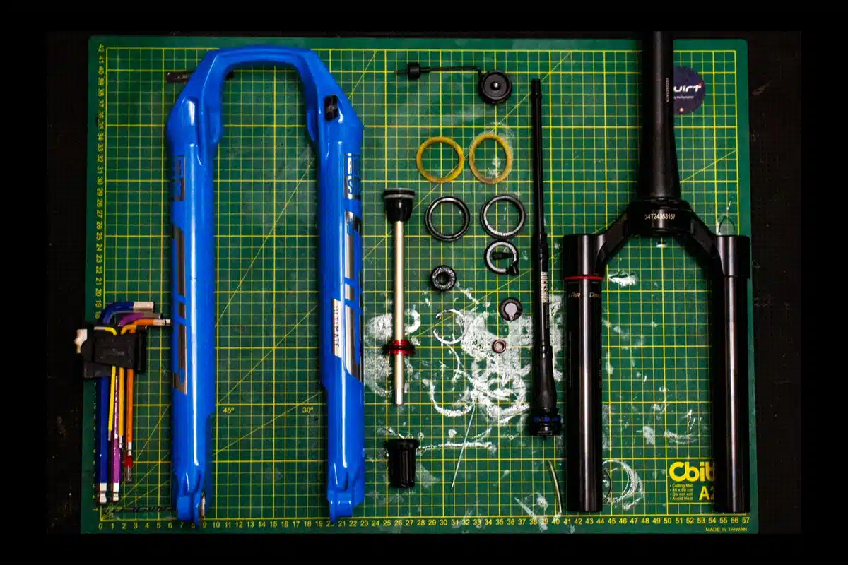 Despiece técnico completo de suspensión RockShox SID en BikeLab Studio Trujillo