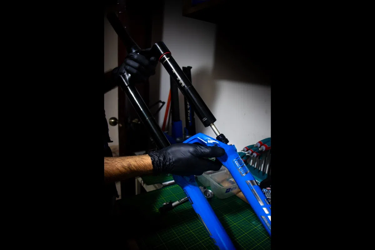 Análisis y calibración del sistema Debonair RockShox — cámara de aire negativa en Trujillo