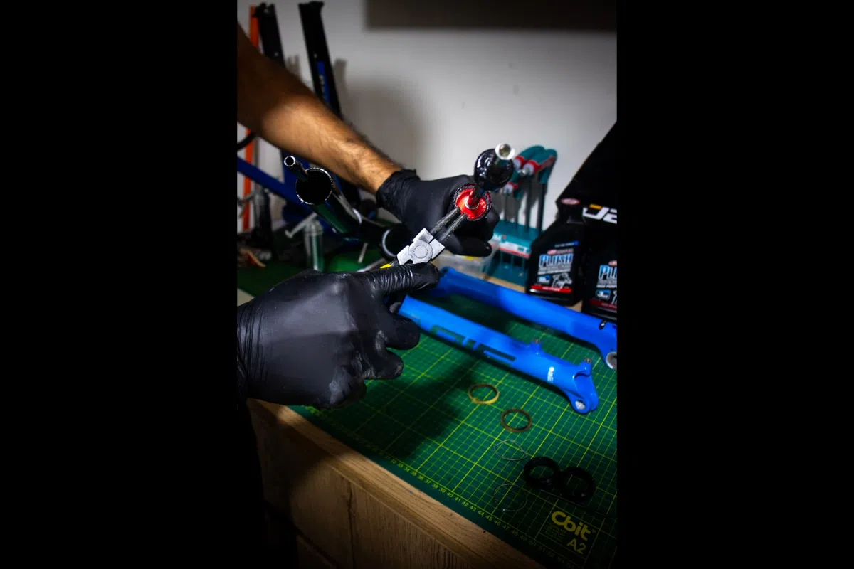 Purgado de cartucho RockShox Charger 3 RC en taller de suspensiones Trujillo