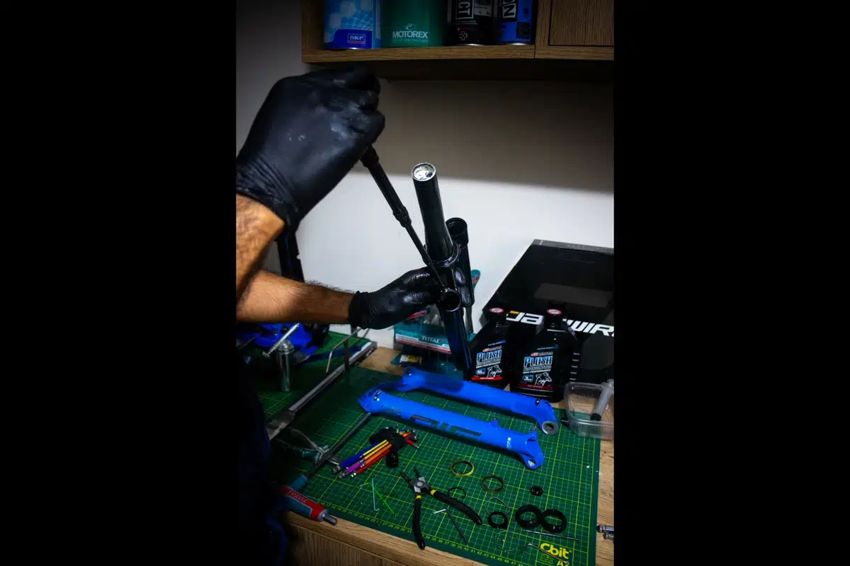 Aplicación de grasa específica SRAM Butter en internos de suspensión MTB — BikeLab Studio