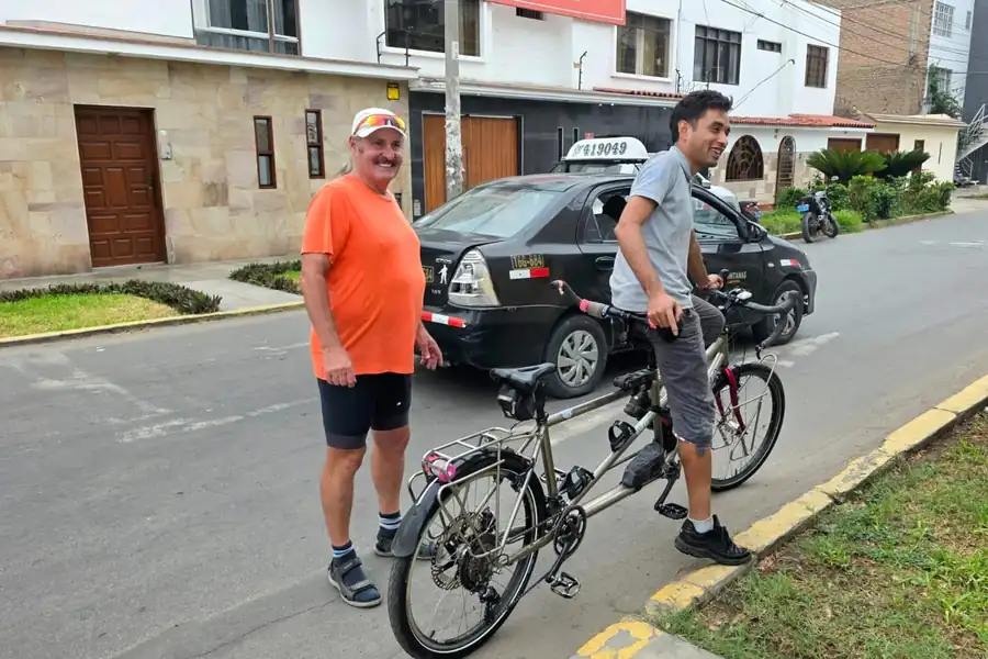 Konrad Pfeffer y Carlos BikeLab — pareja alemana Weltreise en Trujillo Peru — trujillo tandem tourists cyclist