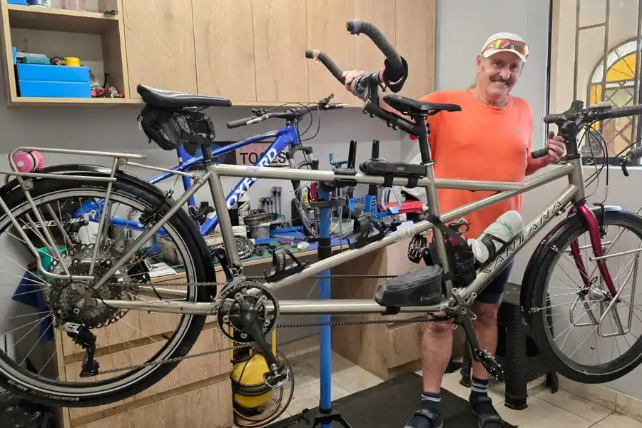 Konrad Pfeffer con Santa Ana titanio en BikeLab Studio Trujillo — touring bike repair peru