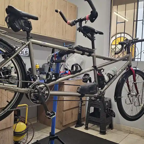Santa Ana titanium tandem completo en Park Tool — reparación bicicleta tándem Trujillo