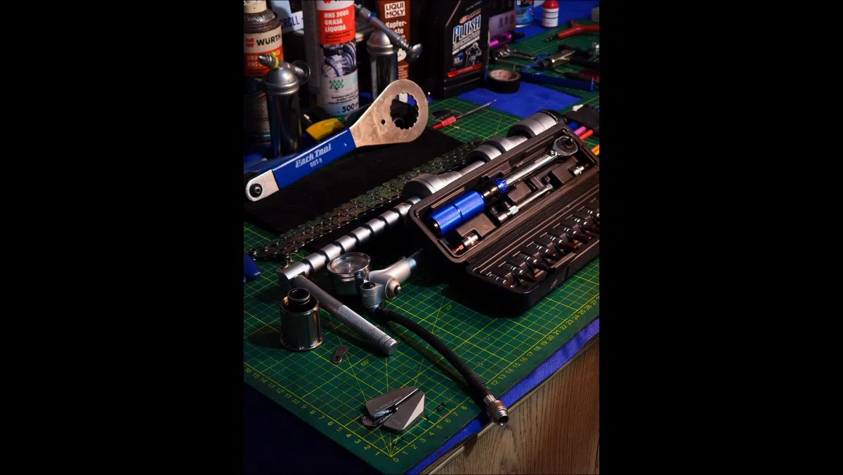 Aplicación de torque correcto en componentes de bicicleta MTB con llave dinamométrica en BikeLab Studio Trujillo