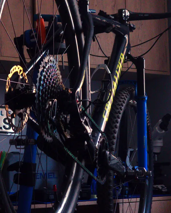 Análisis mecánico de bicicleta nueva — estado de fábrica — BikeLab Studio Trujillo