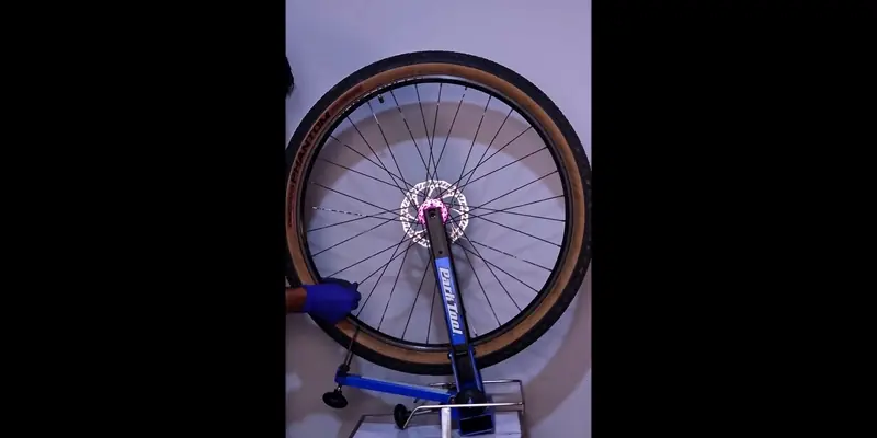 centrado profesional de rueda MTB con tensiómetro calibrado