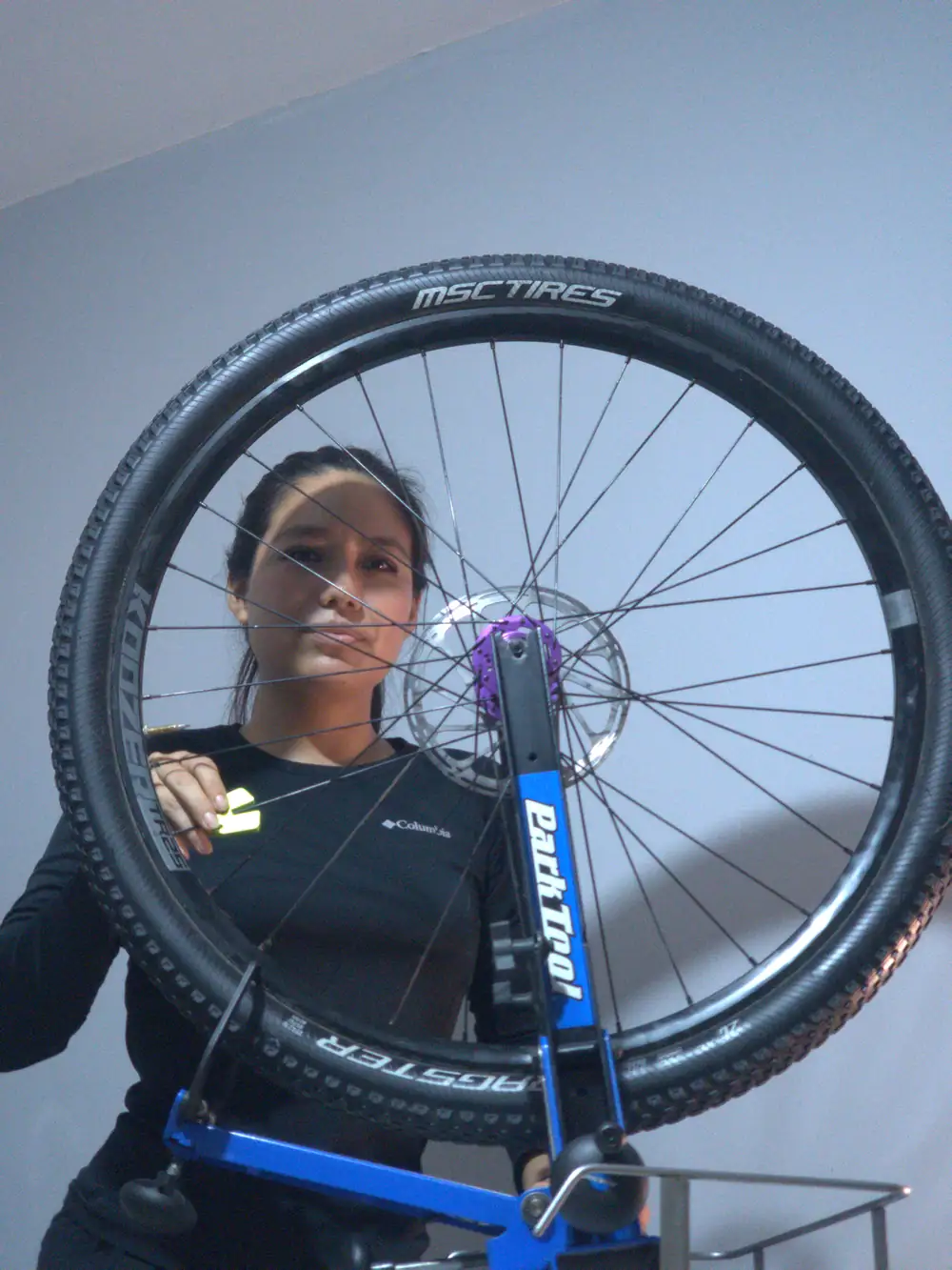 Rueda de bicicleta de montana de 32 radios en un centrador Park Tool &mdash; BikeLab Studio &middot; Carlos Eduardo Ravello Joo